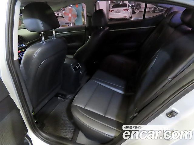 Hyundai Avante — interior