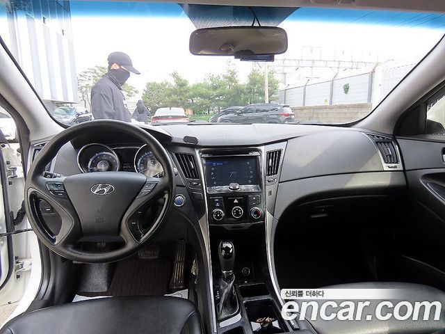 Hyundai Sonata — interior