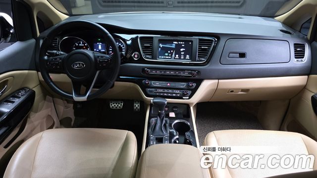 Kia Carnival — interior
