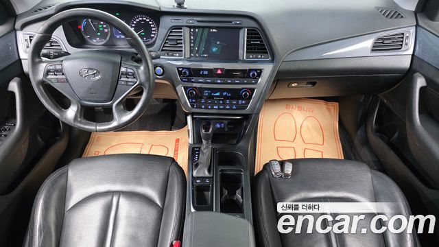 Hyundai Sonata — interior