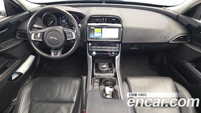 Jaguar XE — interior