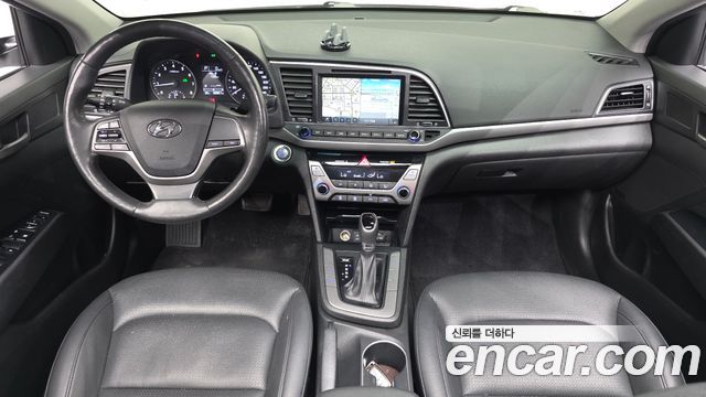 Hyundai Avante — interior