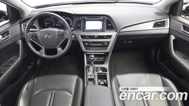 Hyundai Sonata — interior