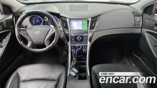 Hyundai Sonata — interior