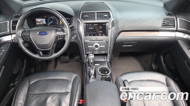 Ford Explorer — interior