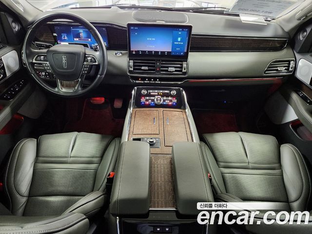 Lincoln Navigator — interior