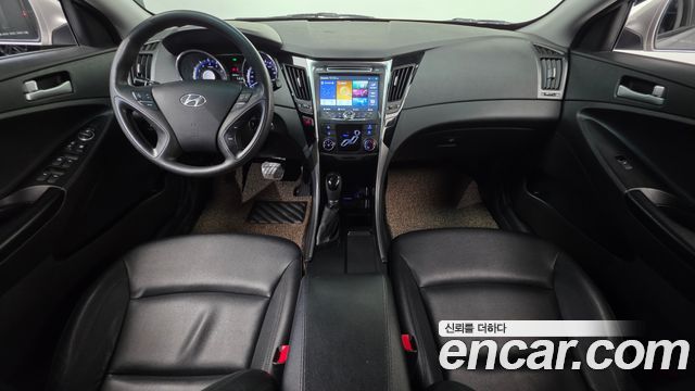 Hyundai Sonata — interior