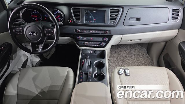 Kia Carnival — interior