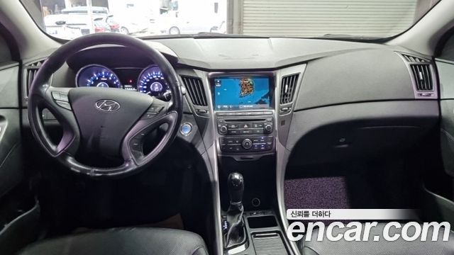 Hyundai Sonata — interior