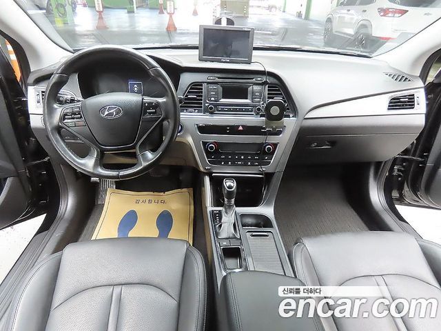 Hyundai Sonata — interior