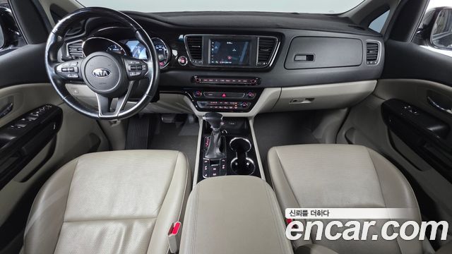 Kia Carnival — interior