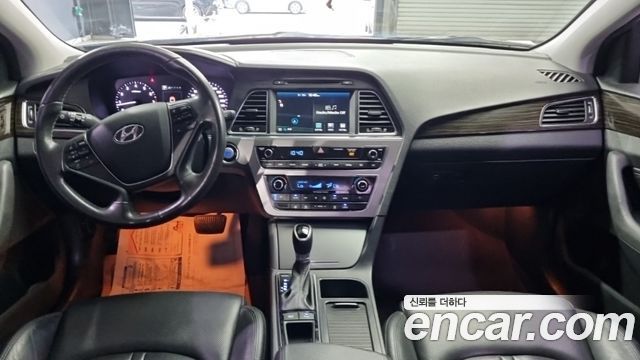 Hyundai Sonata — interior