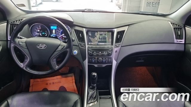 Hyundai Sonata — interior