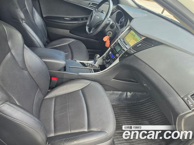 Hyundai Sonata — interior