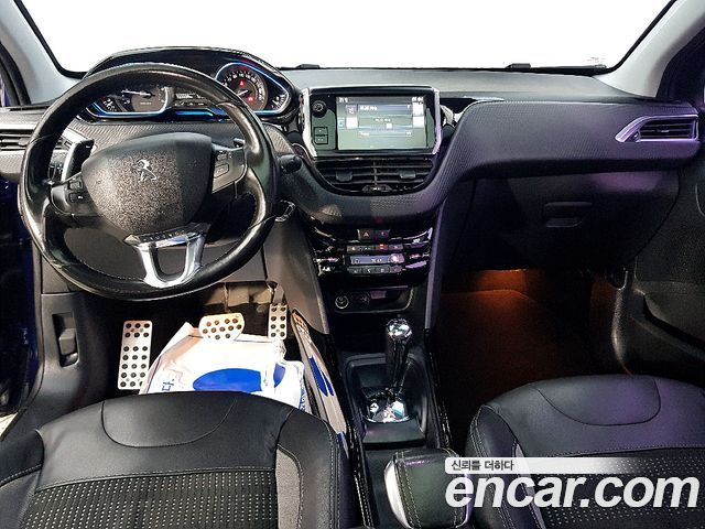 Peugeot 2008 — interior