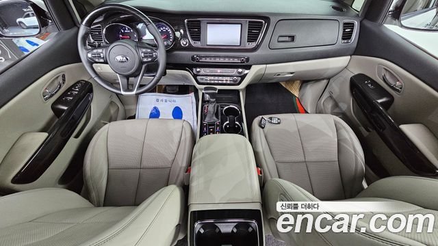 Kia Carnival — interior