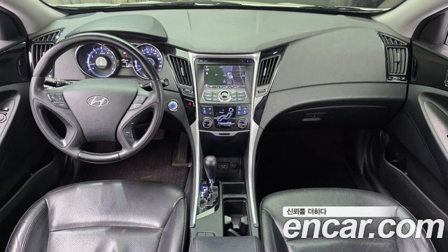 Hyundai Sonata — interior