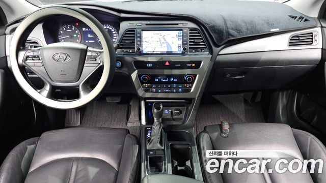 Hyundai Sonata — interior