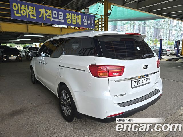 Kia Carnival — interior