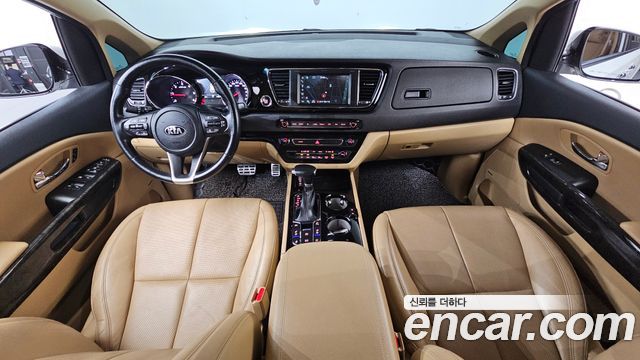 Kia Carnival — interior