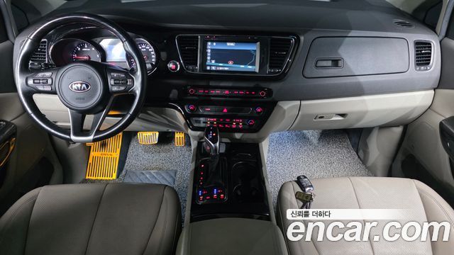 Kia Carnival — interior