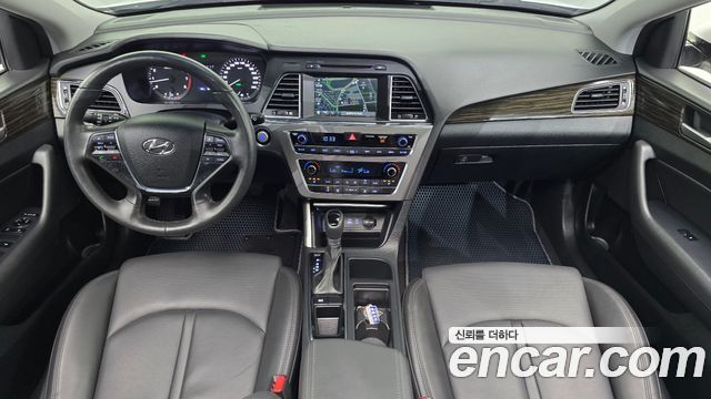 Hyundai Sonata — interior