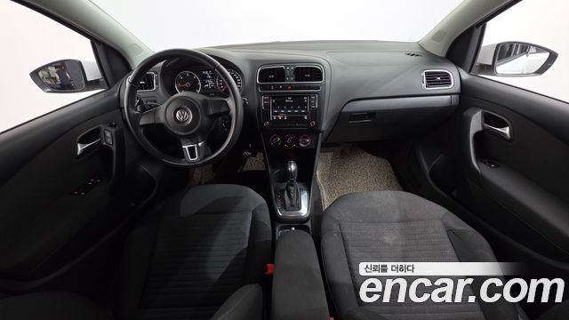 Volkswagen Polo — interior