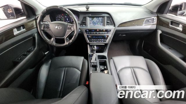 Hyundai Sonata — interior