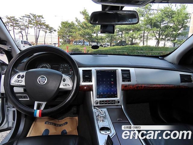 Jaguar XF — interior