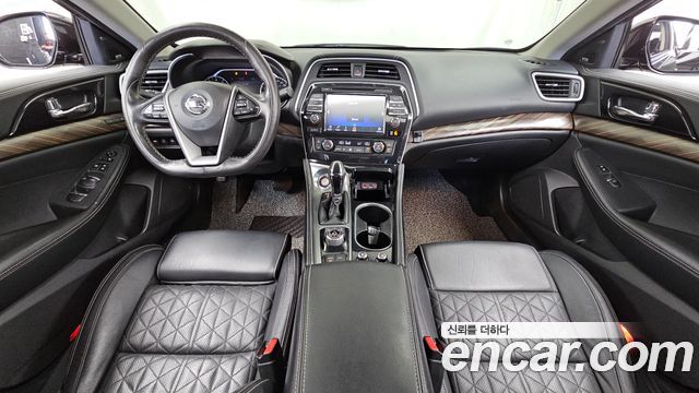 Nissan Maxima — interior