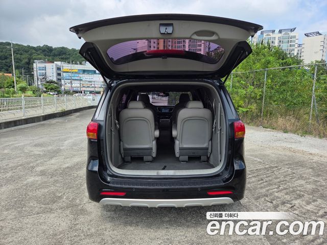 Kia Carnival — interior