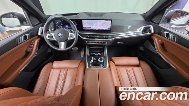 BMW X7 — interior