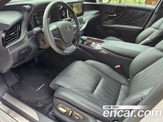 Lexus LS — interior
