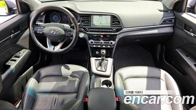 Hyundai Avante — interior
