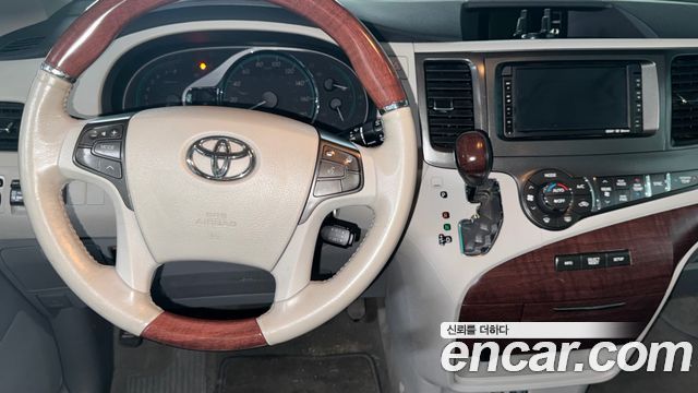 Toyota Sienna — interior