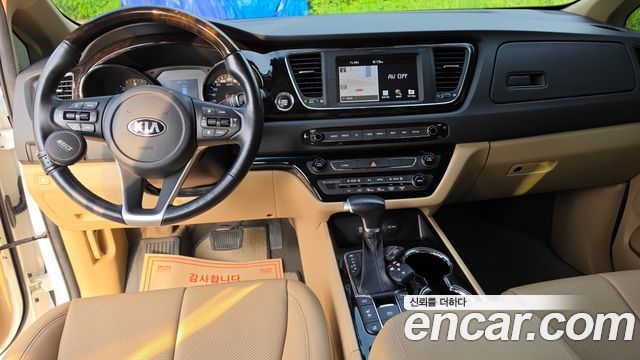 Kia Carnival — interior