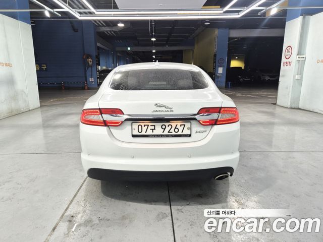 Jaguar XF — interior
