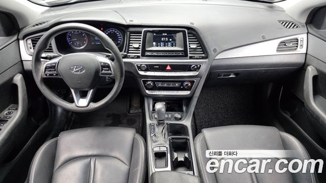 Hyundai Sonata — interior