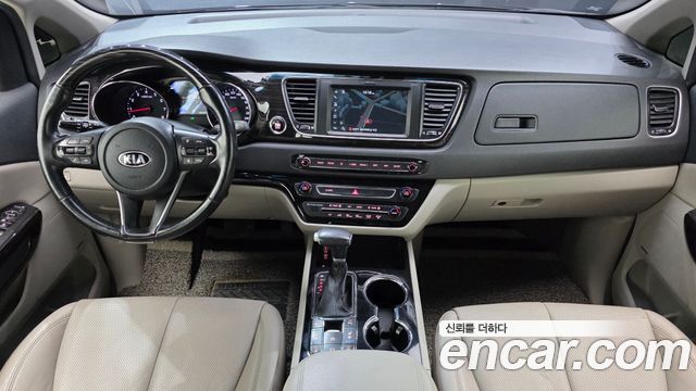 Kia Carnival — interior