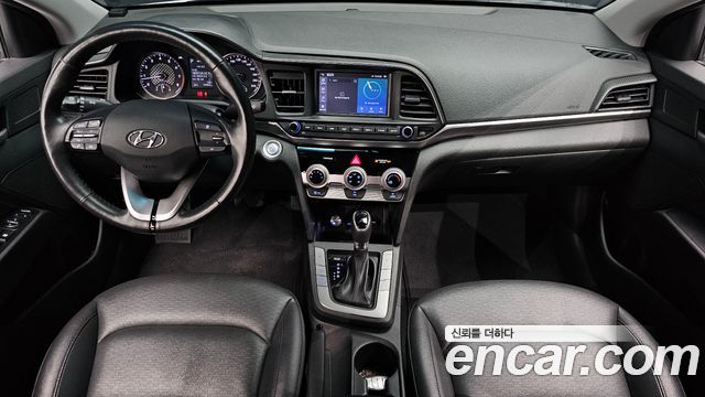 Hyundai Avante — interior
