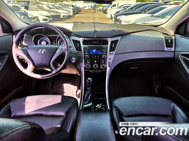 Hyundai Sonata — interior