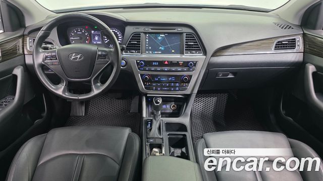 Hyundai Sonata — interior
