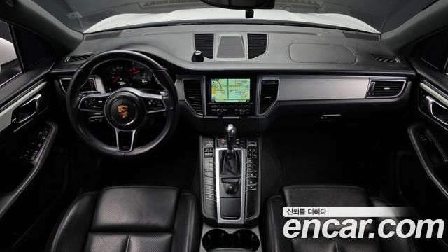 Porsche Macan — interior
