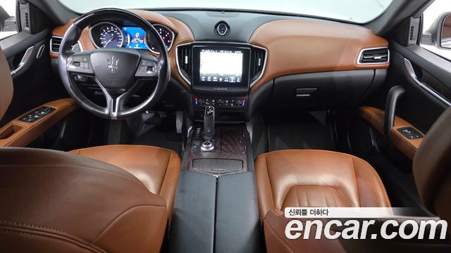Maserati Ghibli — interior