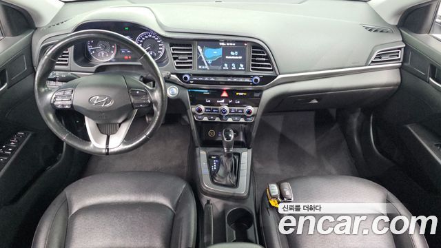 Hyundai Avante — interior
