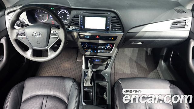 Hyundai Sonata — interior