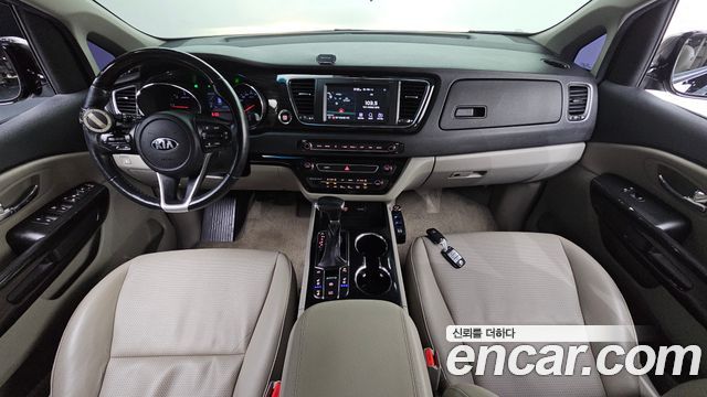 Kia Carnival — interior