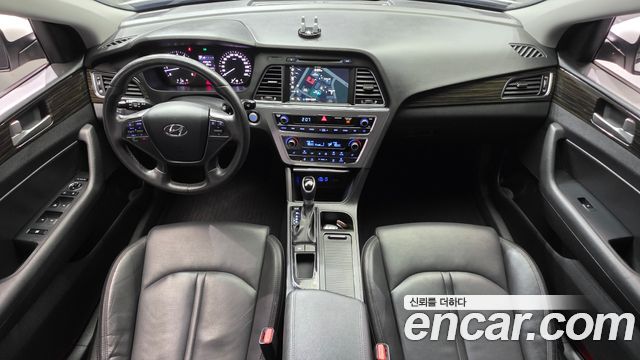 Hyundai Sonata — interior