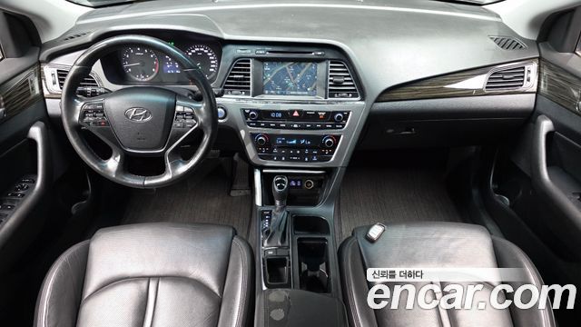 Hyundai Sonata — interior