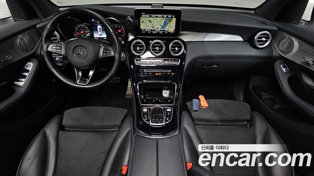 Mercedes-Benz GLC-Class — interior